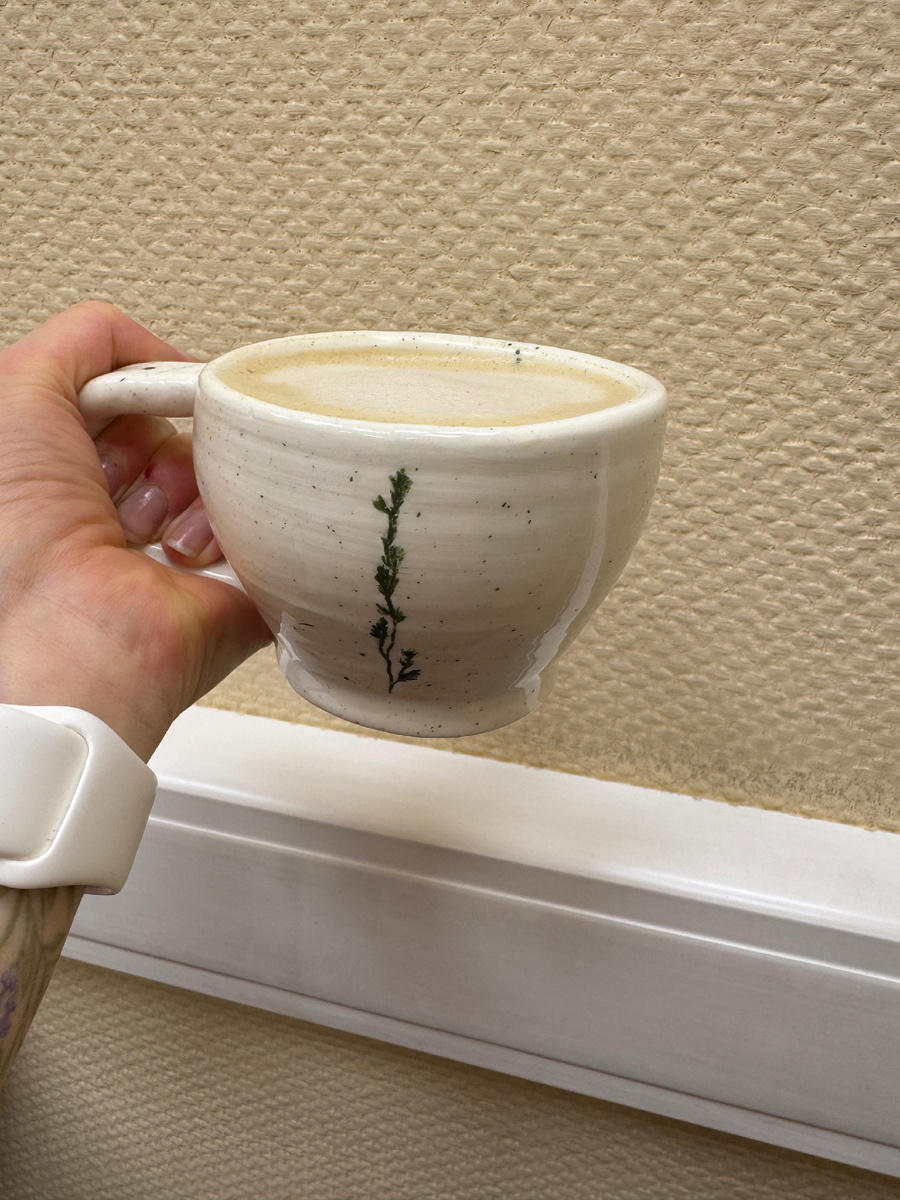 На работе мы не только пьем кофе, но если его и пить то только вкусный, с удовольствием и из красивой чашки )