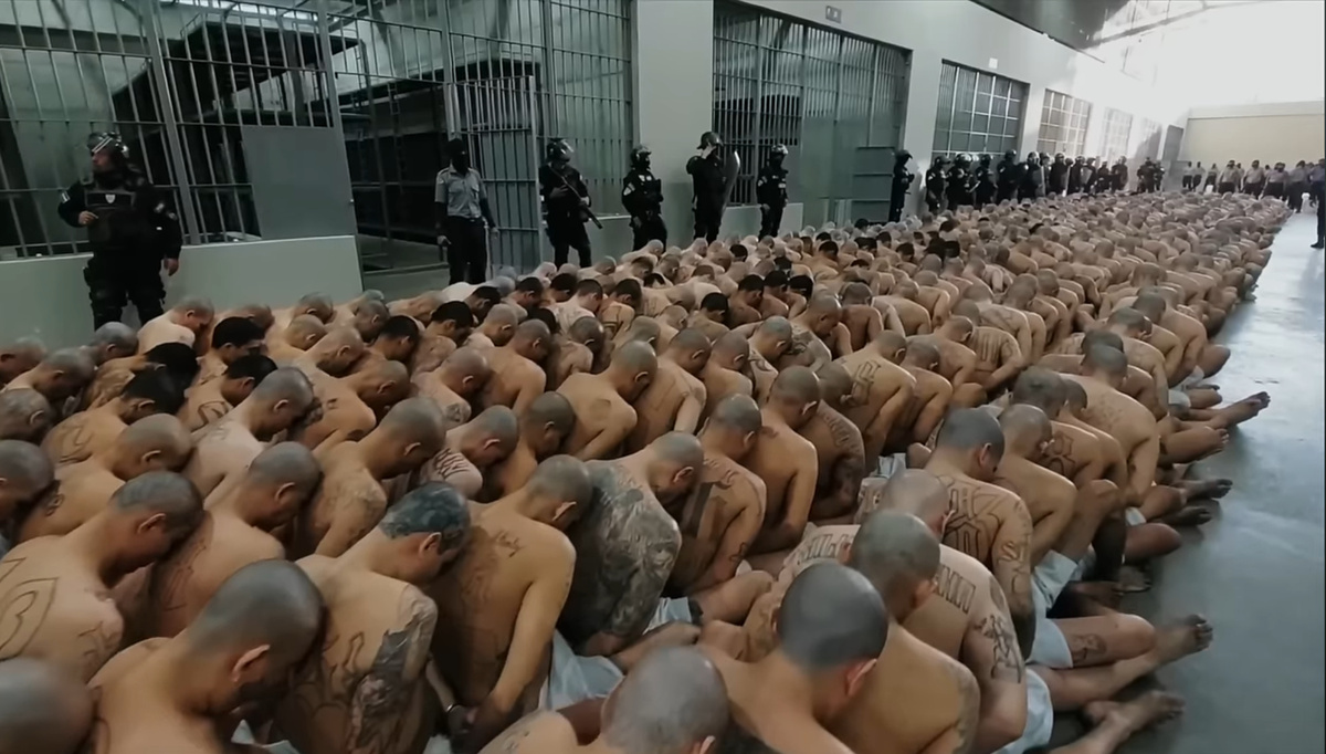 Самая охраняемая тюрьма в Сальвадоре. Один вход. Никакого выхода.