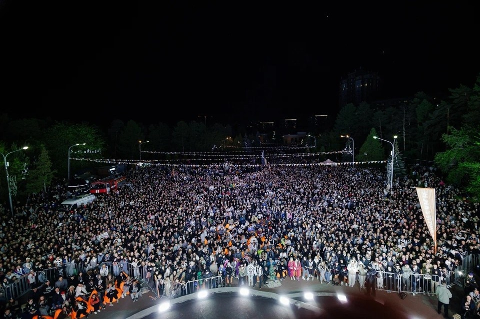    Тысячи людей поддерживали черно-белых в фанзоне. Валерий ЗВОНАРЕВ