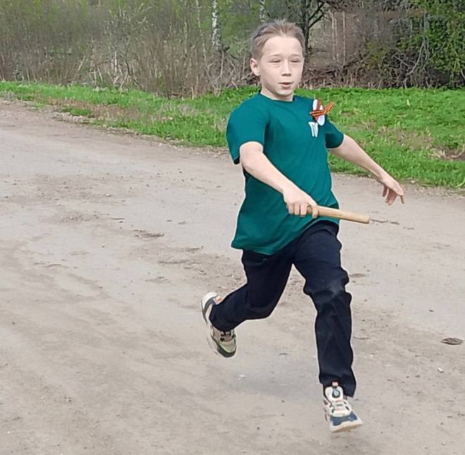 Не касаясь земли, «летит» с эстафетной палочкой юный кособановец Артем Федосеев