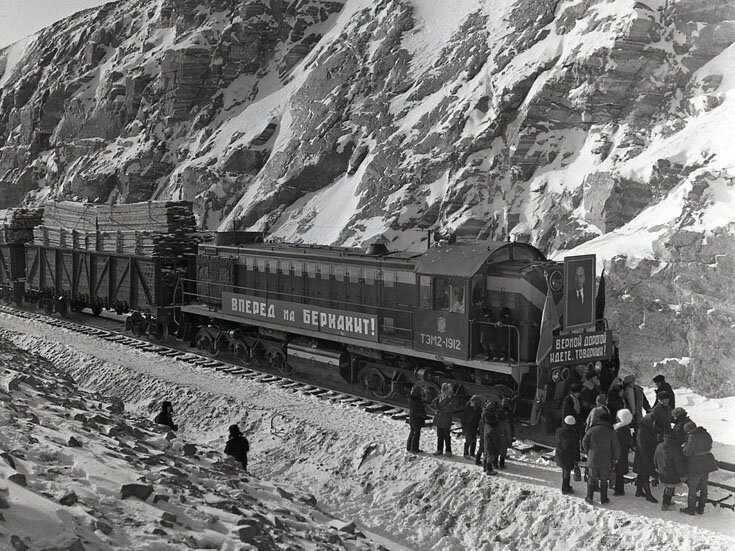 © Wikimedia Commons / CC BY-SA 3.0 (У разъезда Якутский, 1976 г. Участок от Тынды до Беркакита протяженностью 220 км сдали в постоянную эксплуатацию в декабре 1978 г. В следующем десятилетии стальная магистраль дошла до Нерюнгри. От последнего до Томмота линия дошла в 2004 г., а еще через десять лет — до Нижнего Бестяха )