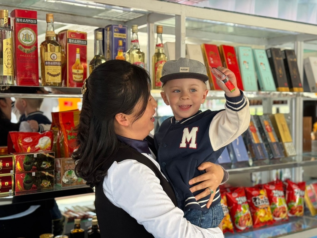 Корейцы не отпускали Илью без гостинцев.  Фото: Фото: предоставлены Дарьей Орловой