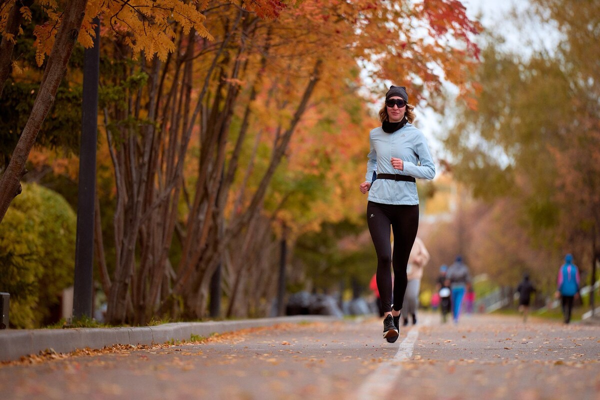    Осенняя пробежка по набережной левого берега. Фото: Юлия Ишкельдина