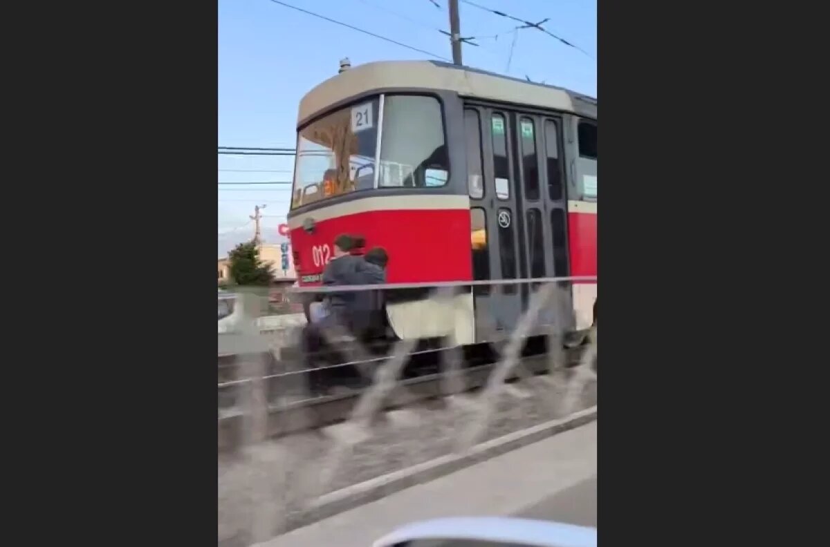    В Краснодаре прогнали ехавших сзади трамвая подростков - зацеперов