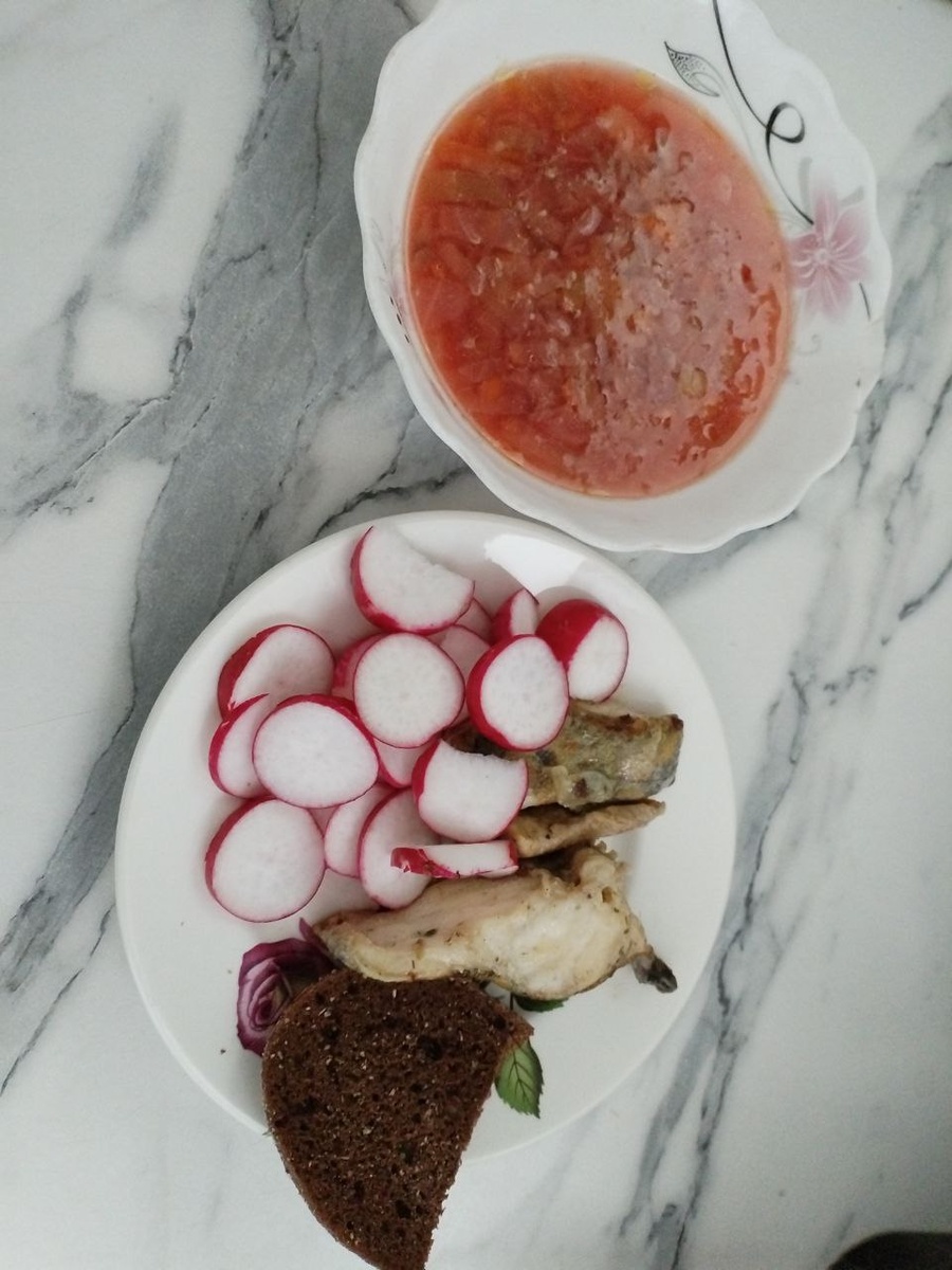 Обед: суп, тушаная рыба, редис, ржаной хлеб: Б:33, Ж:8, У:20 291кКал