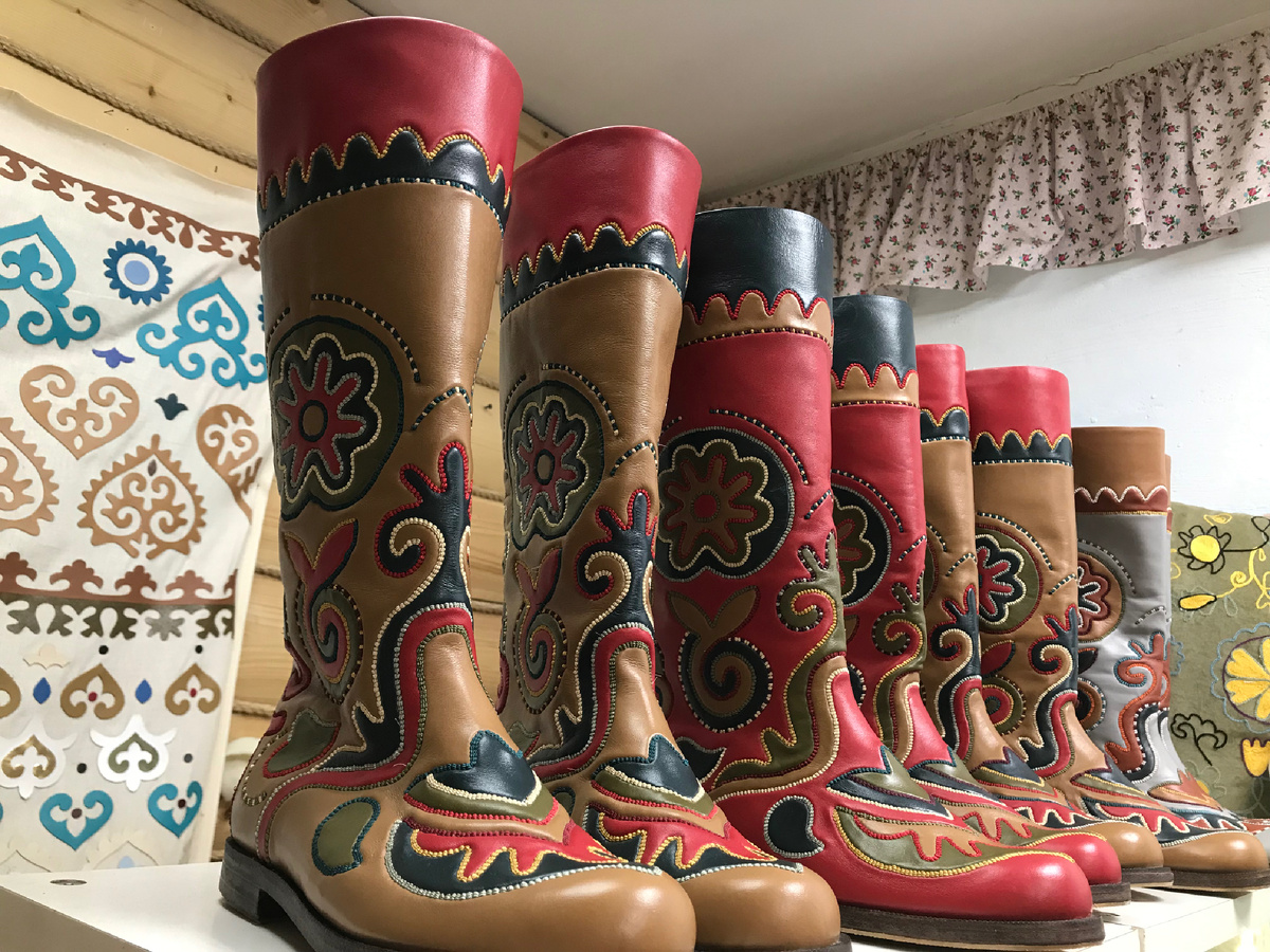 Татарские узорные сапоги (в данном случае, женские)
