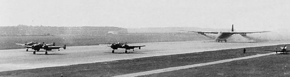 Взлет Me 321 c тремя буксировщиками Bf 110 с использованием стартовых ускорителей