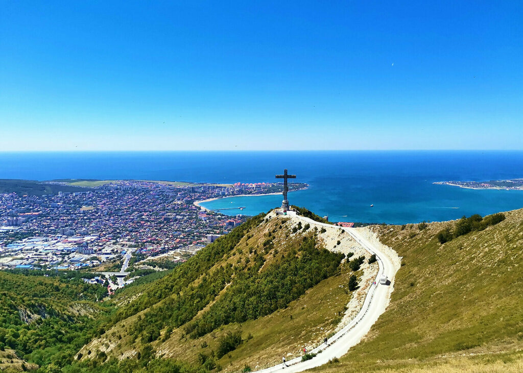 Поклонный крест на горе в Геленджике
Источник: https://travelask.ru/russia/gelendzhik/vsyo-pro-poklonnyy-krest-na-gore-v-gelendzhike