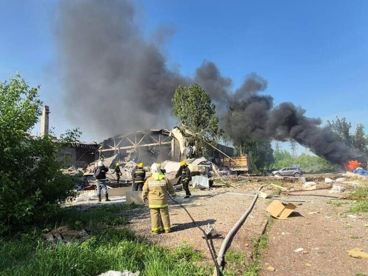    Последствия взрыва на территории предприятия "Свеча" в Салавате© Фото : МЧС Башкортостан/Telegram
