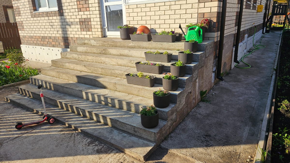 Для понимания масштаба, на верхней ступени возле двери стоит кашпо размером с 20-литровое ведро...