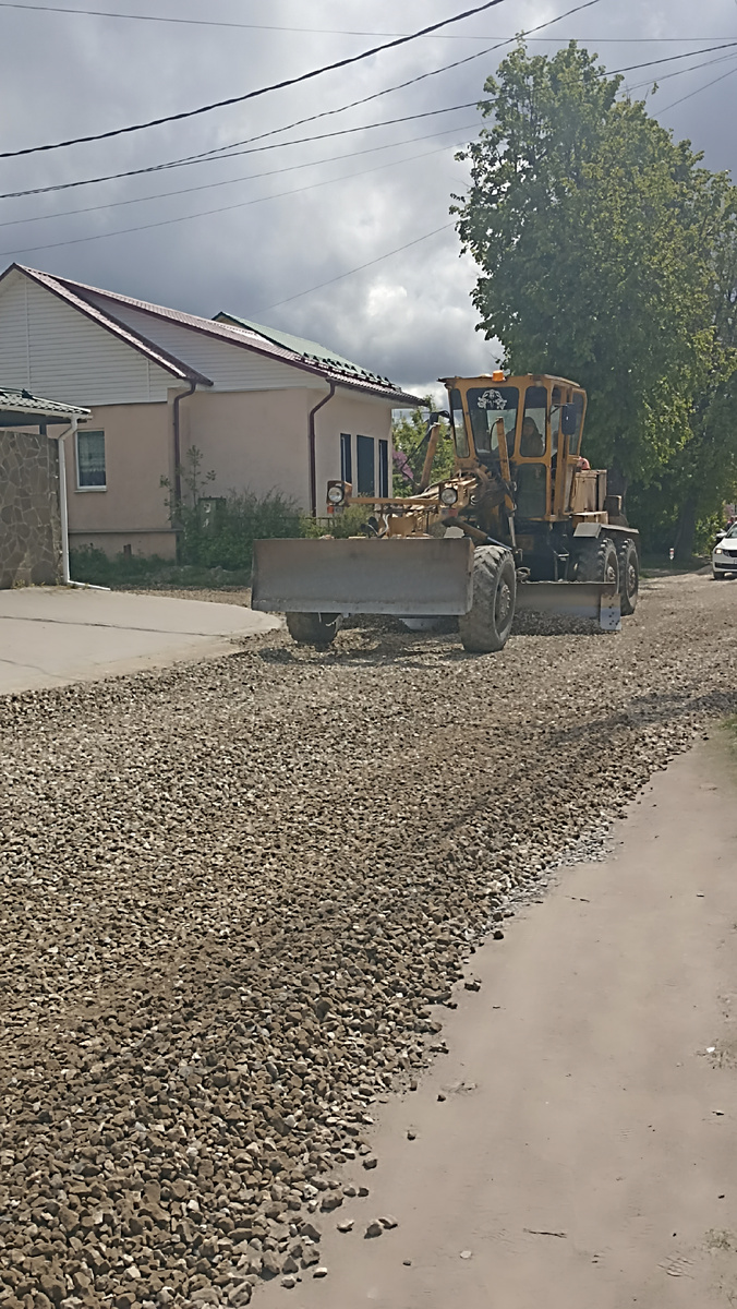 В Супонево начались масштабные работы по обновлению дорожного полотна на улице Первомайской. Индивидуальный предприниматель Макарян М.В., выступающий в роли подрядчика, займется укладкой нового асфальтового покрытия.

В настоящий момент рабочие приступили к созданию выравнивающего слоя с использованием щебня.

Данные улучшения внесут вклад в развитие транспортной инфраструктуры, гарантируя местным жителям более удобное и безопасное передвижение.