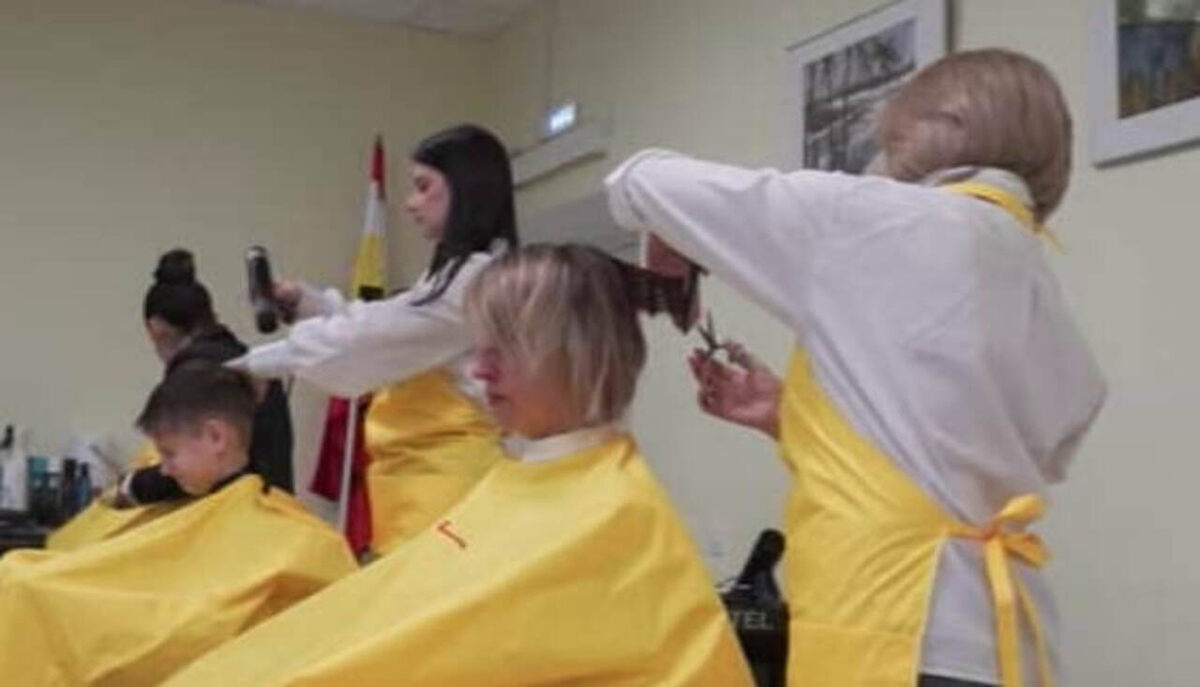    В день благотворительной стрижки стилисты приехали в ПВР Курской области