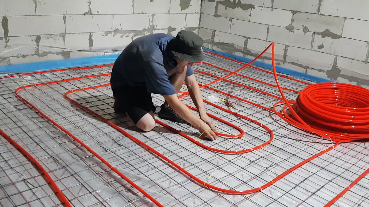 Такие полиэтиленовые трубки чаще всего размещают в теплом полу заливая их бетоном.