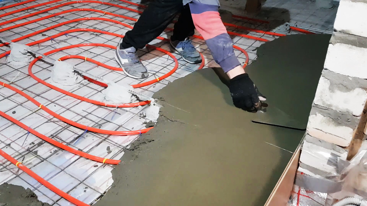 Трубки из сшитого полиэтилена заливаются в бетонную стяжку пола и отапливают помещение.