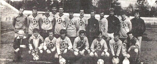 "Хитрые лисы"( "Знамя труда "): пятый справа -тренер Е.И. Жучкова, слева от него -С. Бондарь