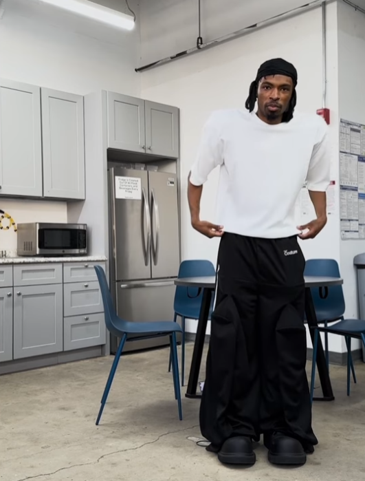 Ох уж эта беспощадная мода на широкие штаны и несуразные ботинки...