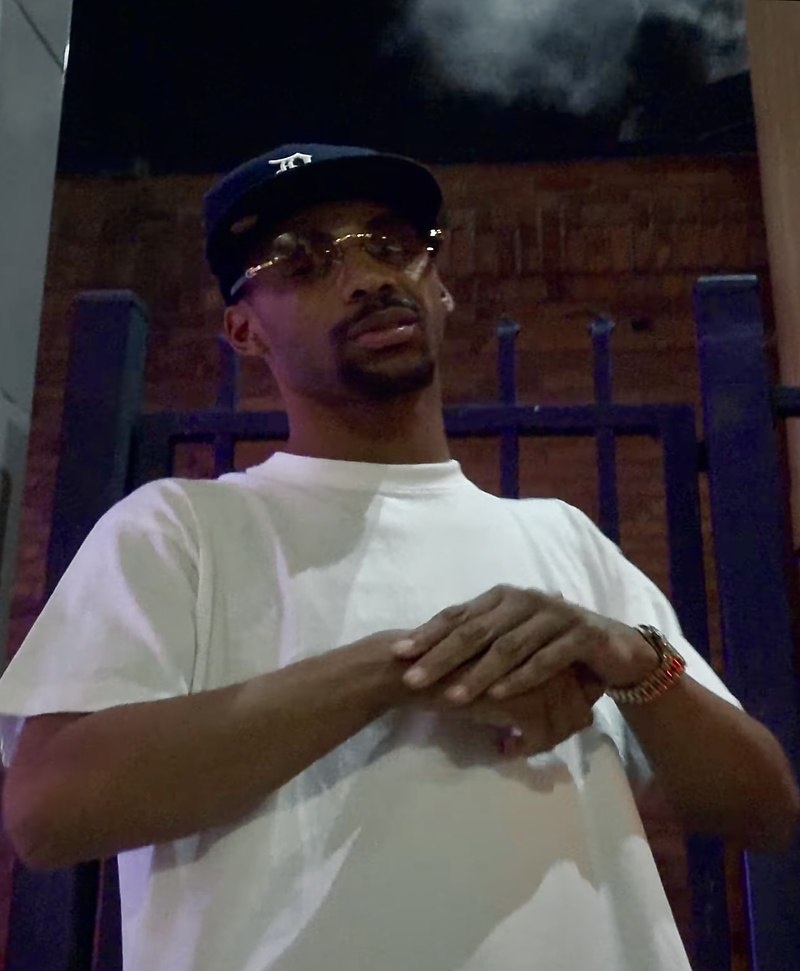 интересно, что так дымится на заднем фоне...