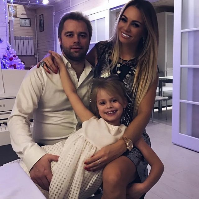    Виталий Гогунский и Ирина Маирко с дочерью. Фото: социальные сети