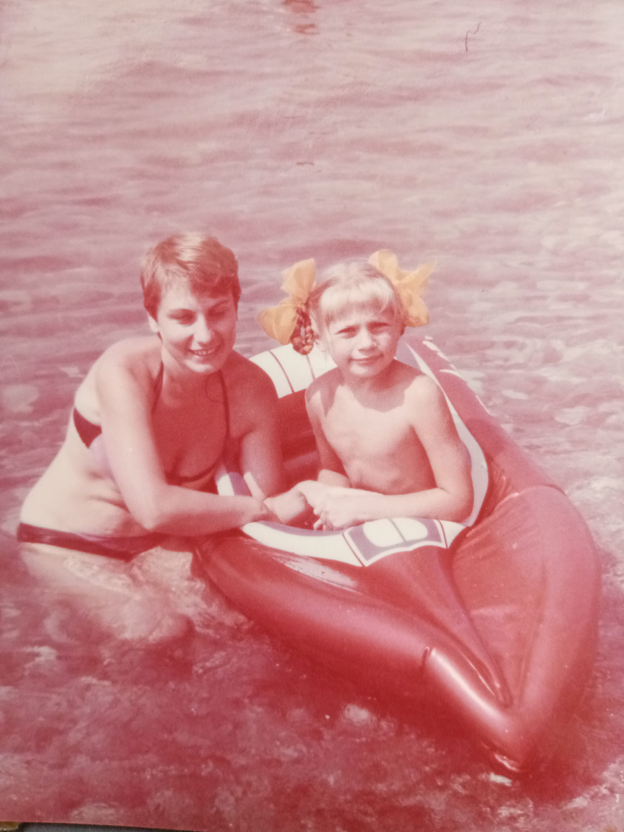 Чтоб сделать это фото маме пришлось здорово меня поуговаривать! За день до я чуть не утонула и теперь страшно боялась идти в море! Но маме нужны были фото, чтоб показать на работе!! Фотограф приявил просто чудеса мастерства и вполне отлично снял меня ревущую, как улыбающуюся! Спасибо им!!!! 