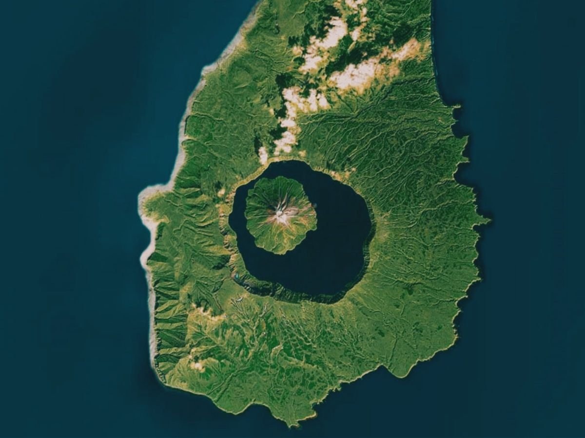 В номерном обозначении Курильских островов Онекотан называется "Пятый"