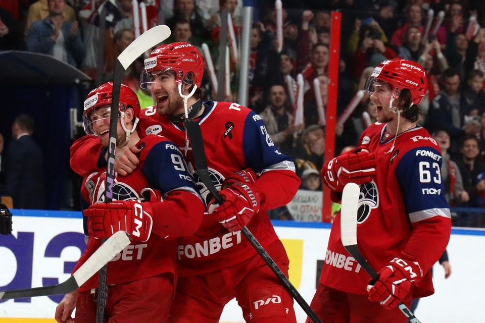    На фото в центре: Дмитрий Симашев/hclokomotiv.ru