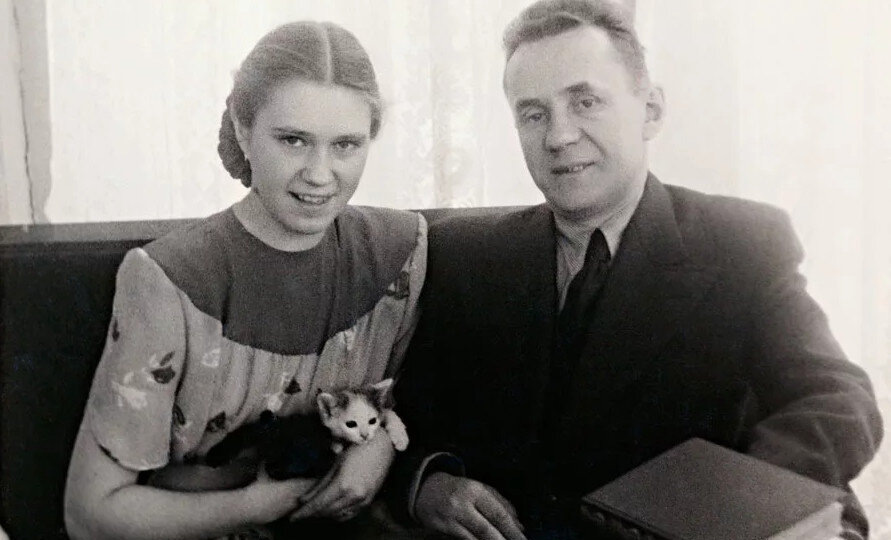 "Людочка Косыгина не любила тесного физического контакта"