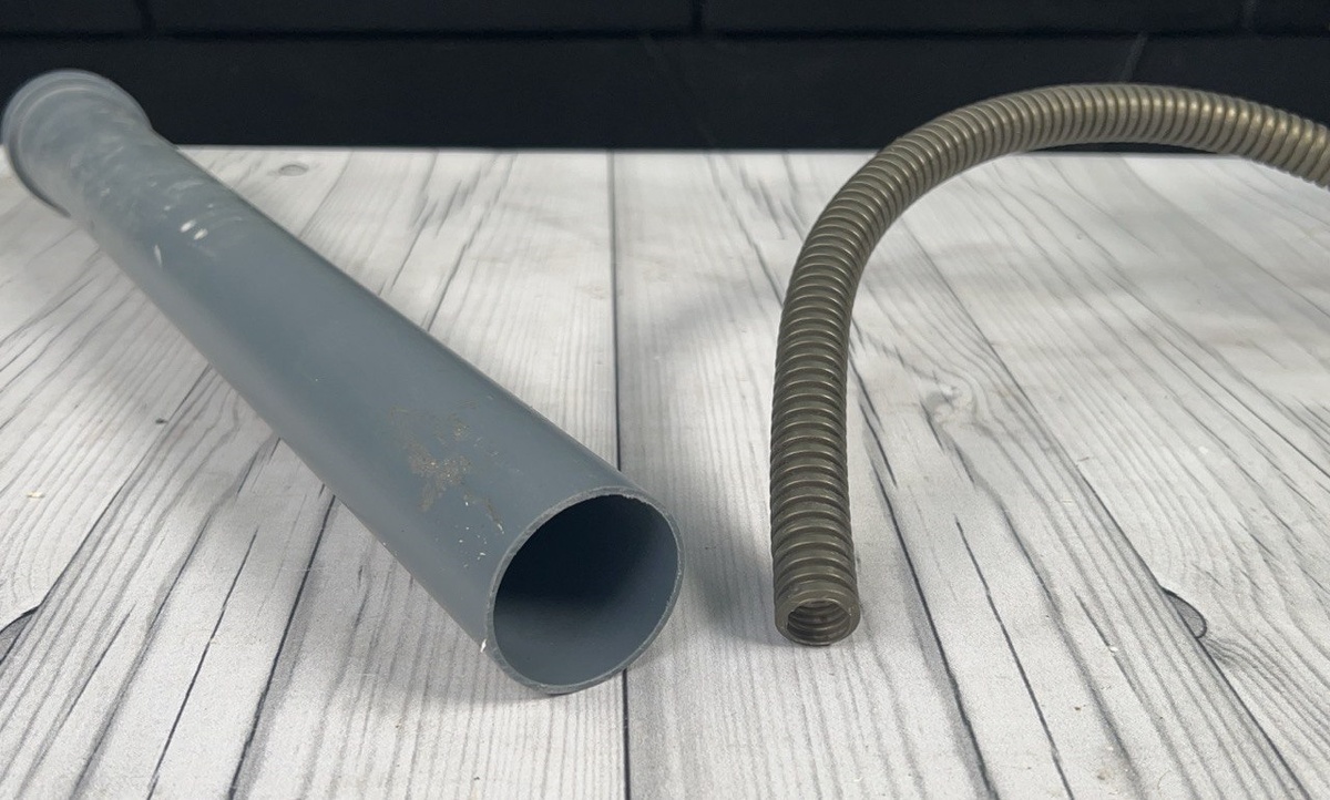 Так, электрики, не надо думать, что на фото гофра, это шланг такой.