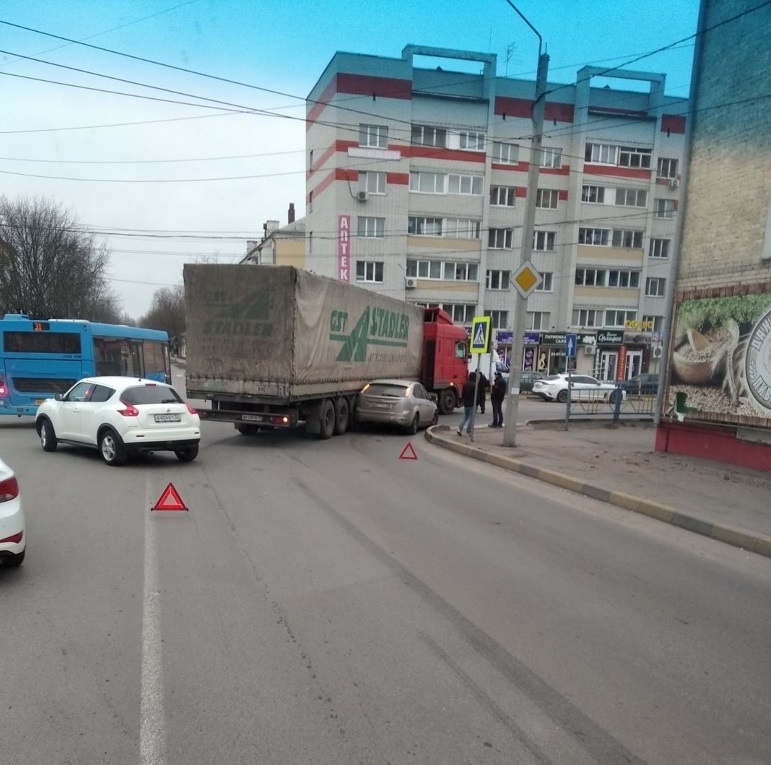 Автоюрист пояснил, как правильно объехать ДТП, если его объезд возможен только через сплошную линию разметки