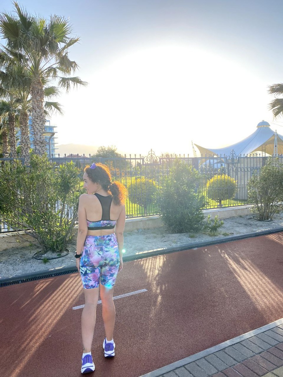 «Приятно думать, что когда мы, наконец, устаём от этого мира, существует ещё восход солнца» (Энн Райс). 