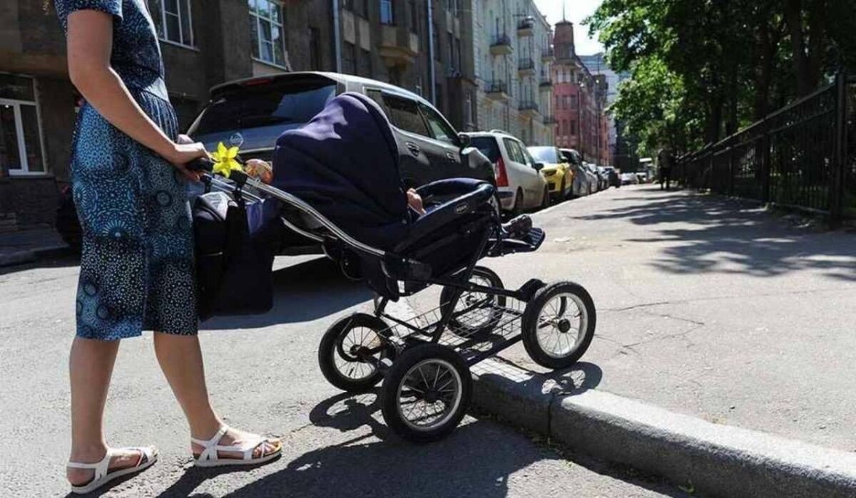     Женщина с коляской. Источник: kp.ru Автор фото: Олег Золото