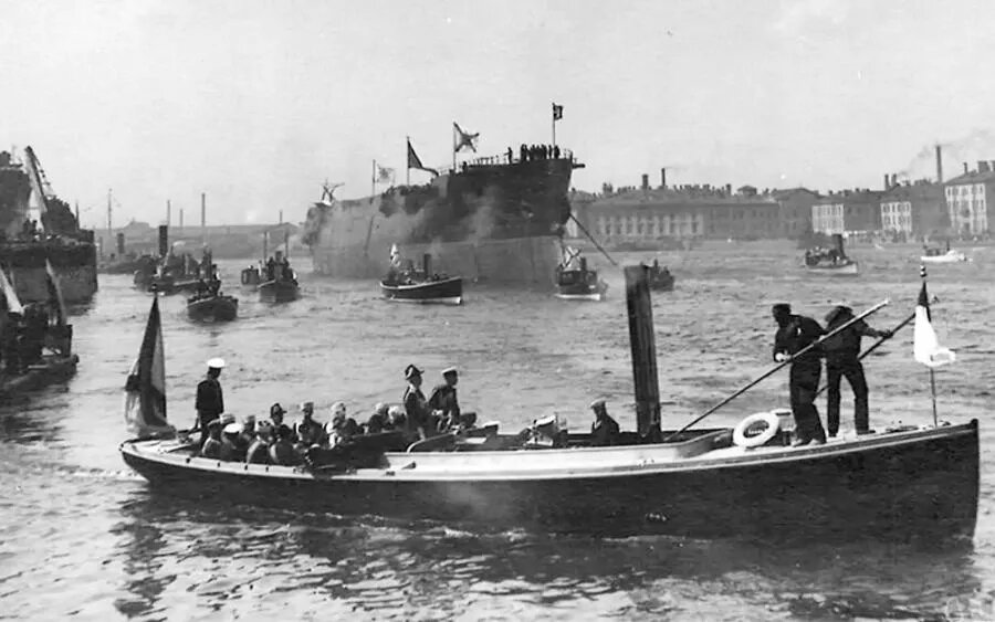 Члены императорской фамилии на паровом катере под управлением контр-адмирала Николая Ломена совершают обход вокруг нового судна./ФОТО из коллекции ЦГАКФФД СПб. РЕПРОДУКЦИЯ АВТОРА