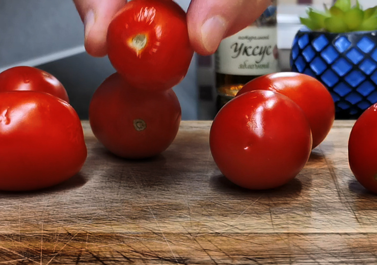Не салат и не засолка, вкуснющая закуска из помидоров на скорую руку. Даже самые дешевые помидоры заиграют ярким вкусом