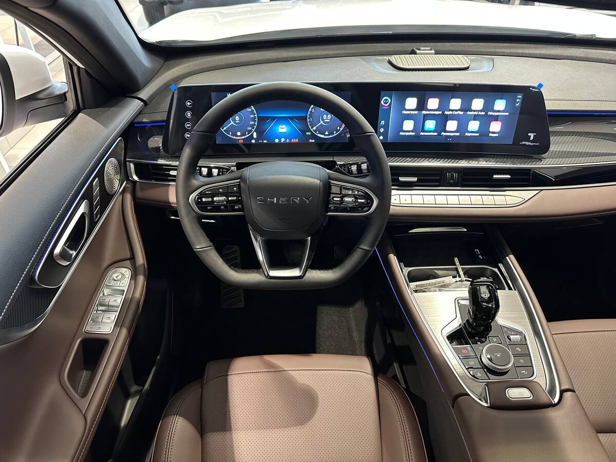 Большой сенсорный емкостный дисплей и Цветной экран с бортовым компьютером в панели приборов