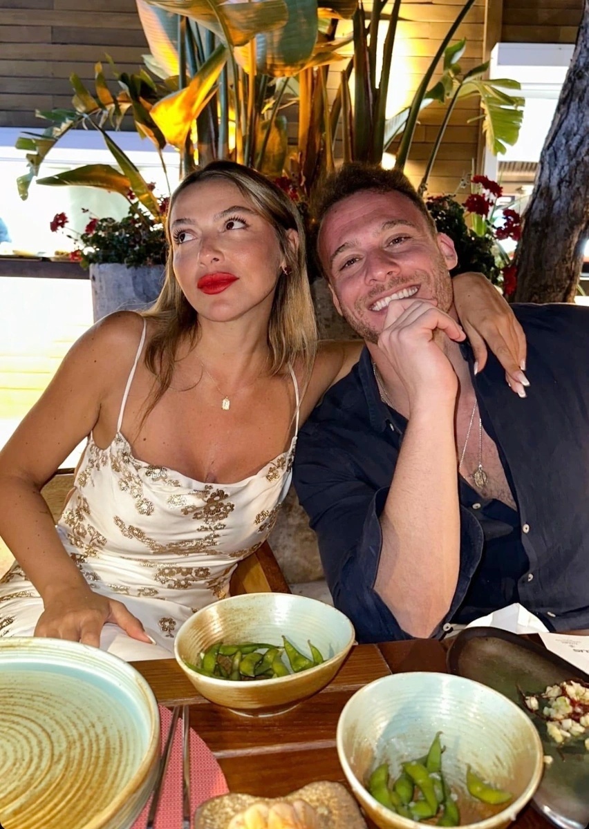 Керем с певицей Хадисе. Бодрум.