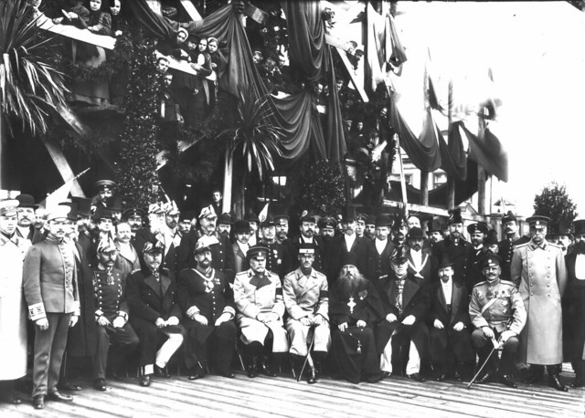 Строительный комитет. Великий князь Михаил Александрович в первом ряду пятый справа. Фото с сайта собора