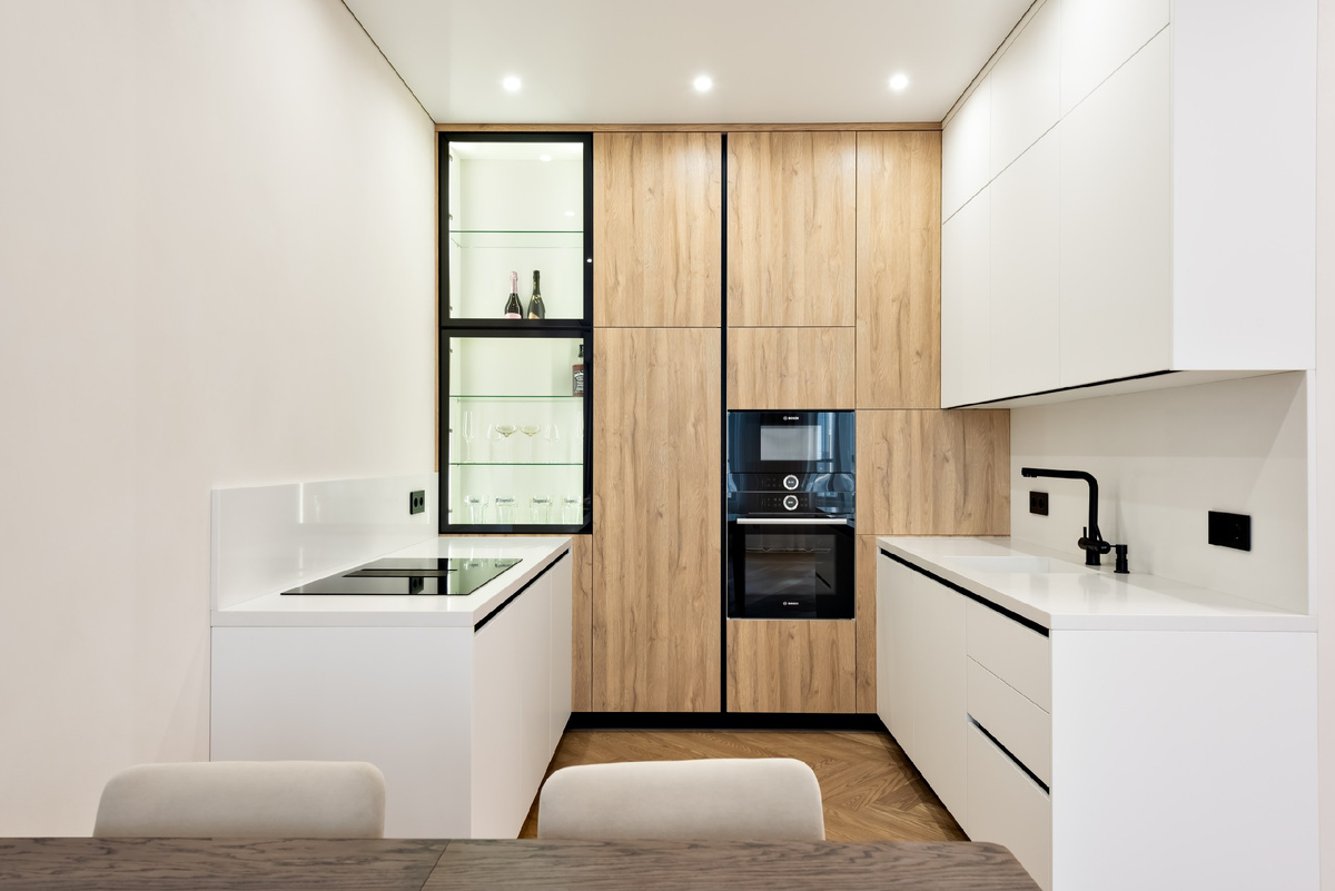 Теневой потолок по мебели.