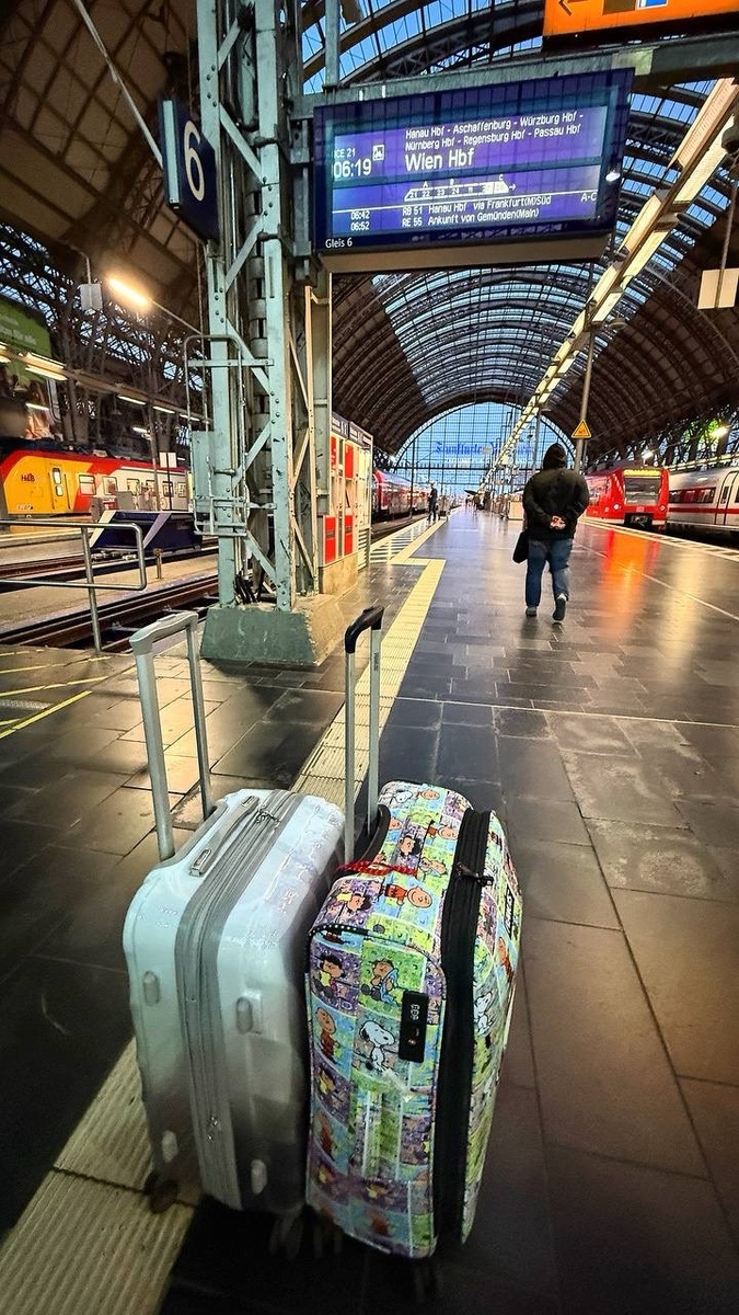 Наш багаж , мой справа.