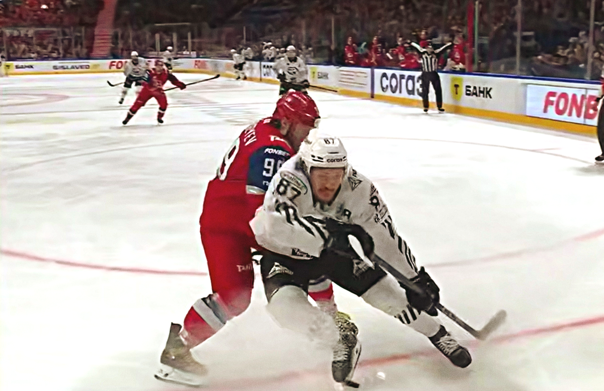 Игроки «Локомотива» убрали с поля двух соперников, но не получили удаления