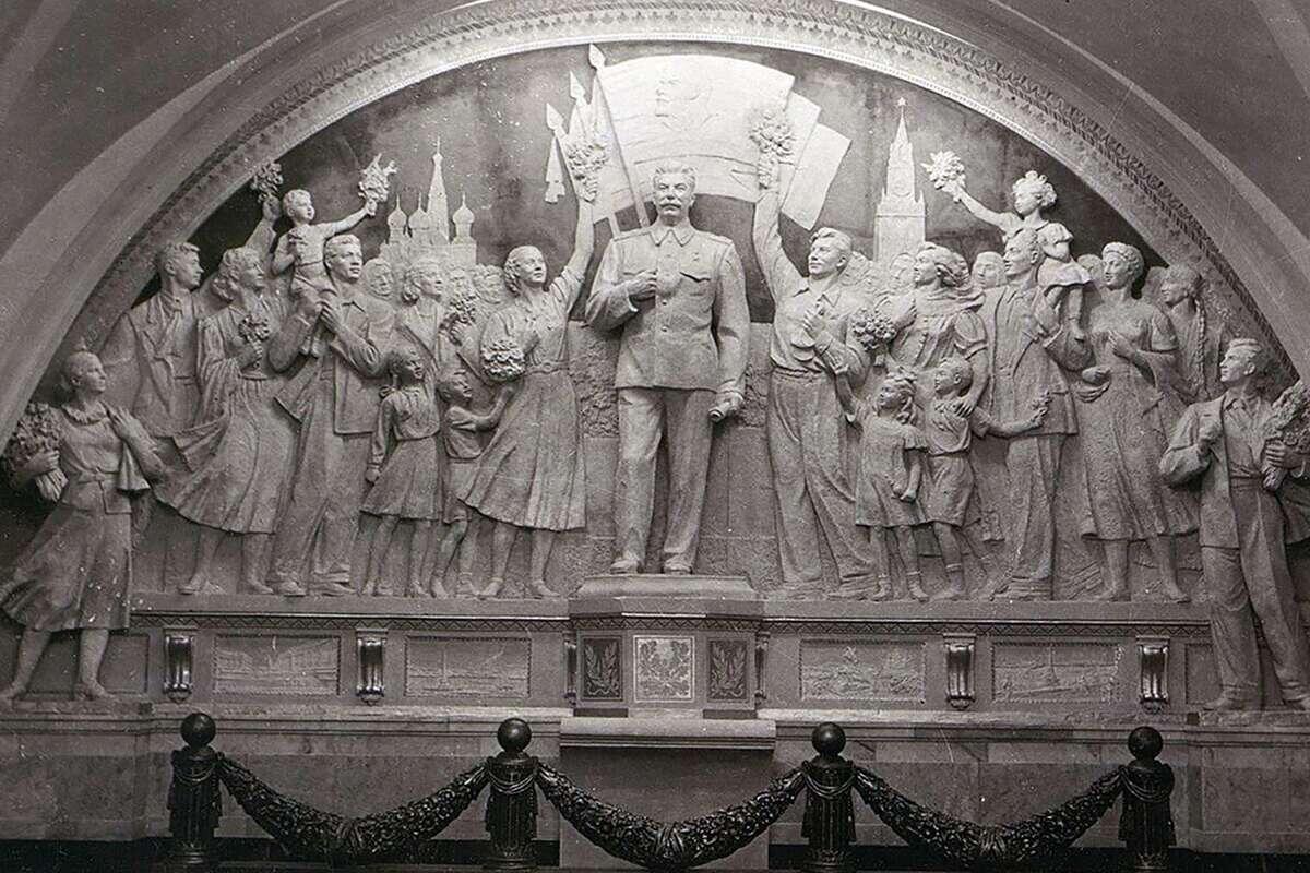 Горельеф со Сталиным 1950 года — композиция работы Евгении Блиновой и Павла Баландина
