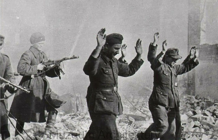 Пленные немцы и два советских бойца вооруженные автоматами ППШ