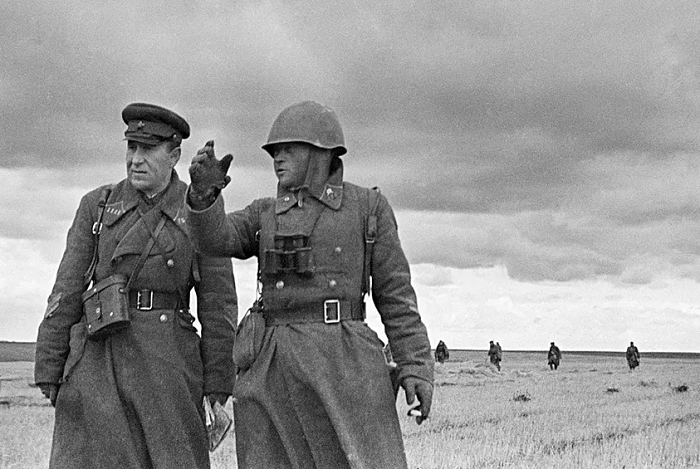 Полковник и подполковник рассматривают местность перед атакой. 1941 год