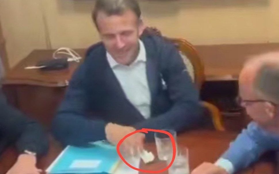    Макрон и Мерц в поезде на Киев