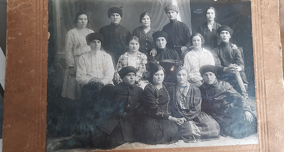 одна из старейших фотографий нашей семьи. В верхнем ряду справа моя прабабушка Пелагея Никифоровна с мужем Иваном Филиповичем Шевченко