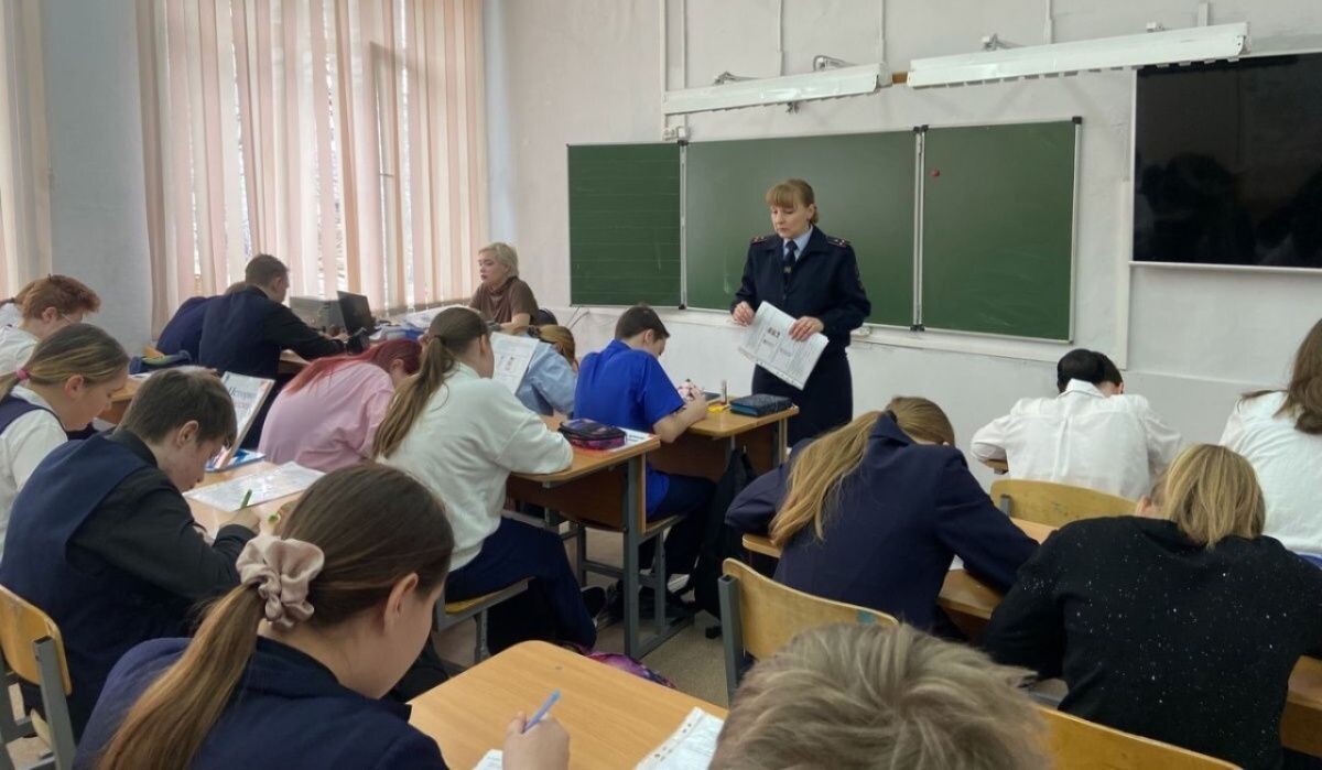     Занятия по ПДД со школьниками. Источник: ОМВД по ЧГО Автор фото: Отдел МВД по ЧГО