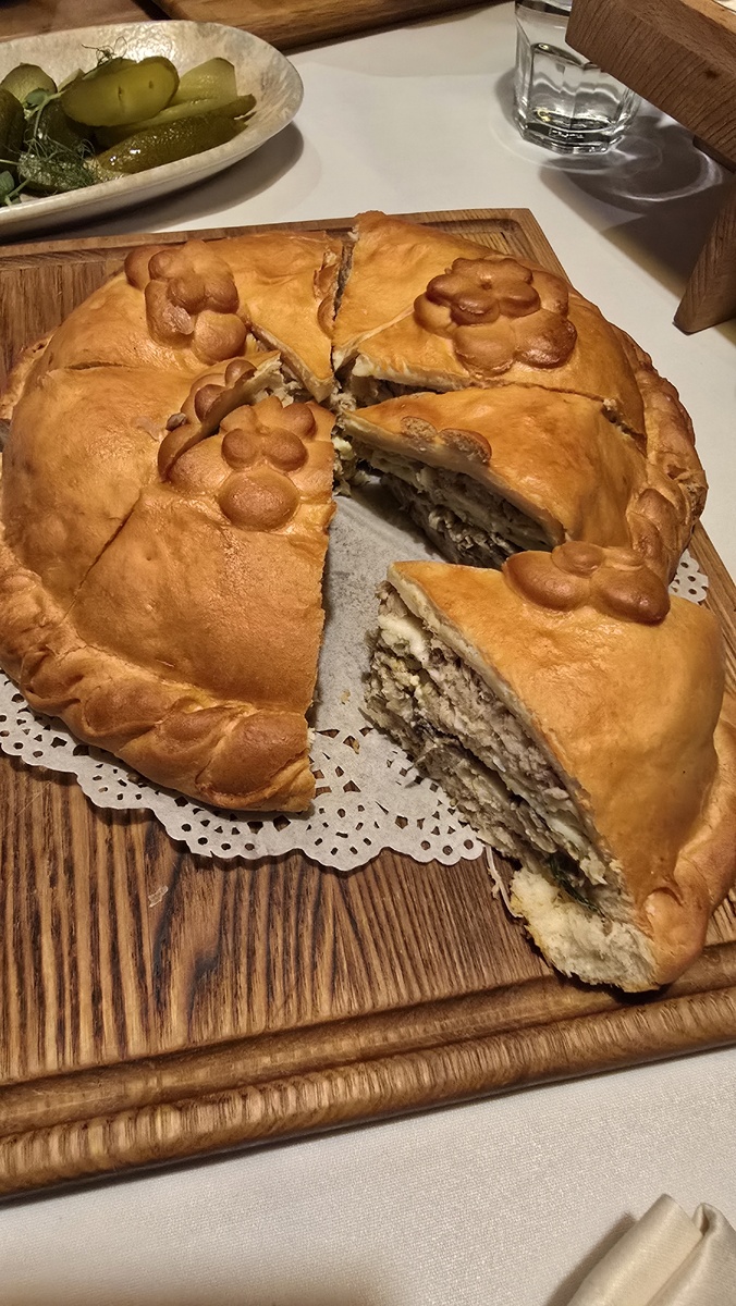 Курник по-ярославски — слоёный пирог с копчёным сомом, щукой и грибами