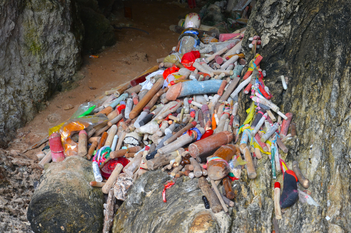 Гора деревянных членов в пещере Phra Nang Cave. Фото автора.