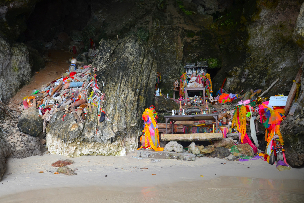Пещера Phra Nang Cave - пещера принцессы Прананг. Вода плещется почти около камней - начался отлив. Фото автора.