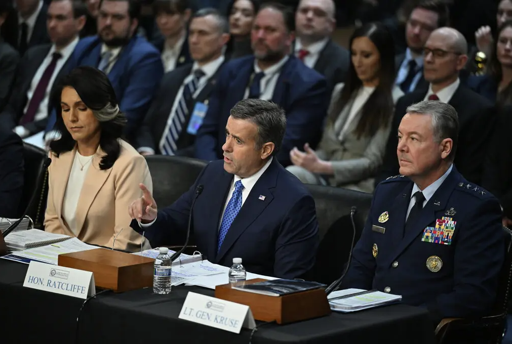 Джон Рэтклифф, директор ЦРУ, в центре, на слушаниях в Вашингтоне в марте. Рядом с ним — Тулси Габбард, директор национальной разведки (слева), и генерал-лейтенант Джеффри А. Крузе, директор Разведывательного управления Министерства обороны © Kenny Holston/The New York Times