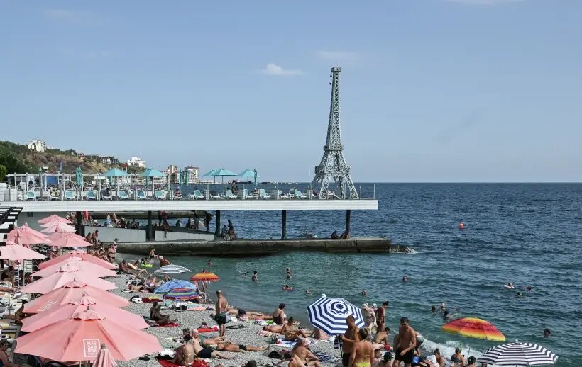     Отдыхающие на пляже в Ялте. © РИА Новости. Константин Михальчевский