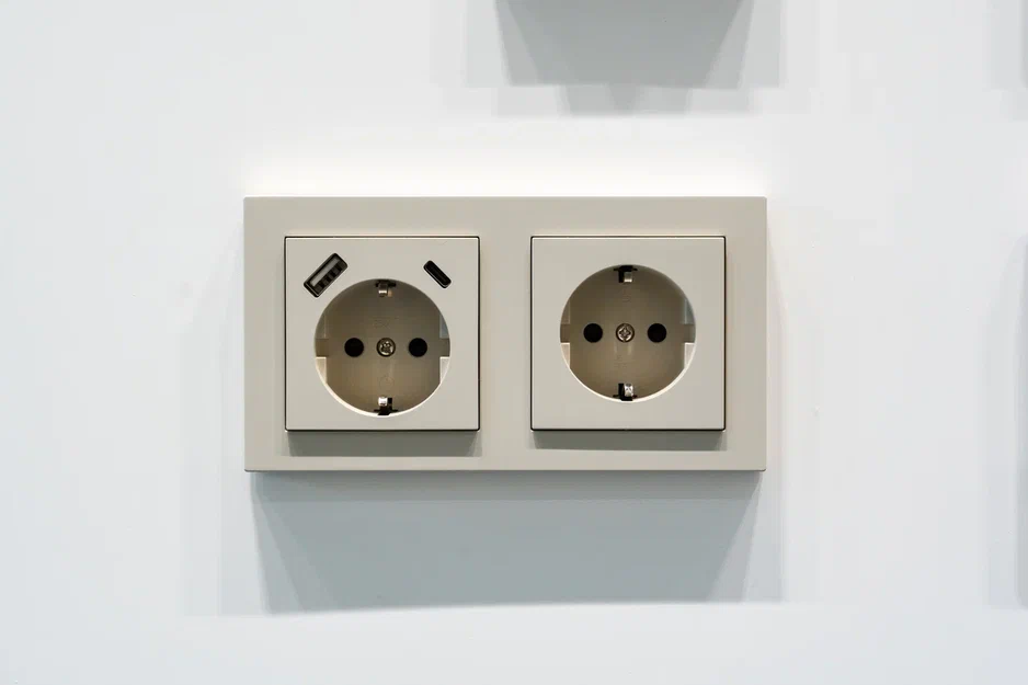 На фото: розетки SCHUKO© с USB A+C с защитными шторками 16A 250V~ 2P+T USB 25W от Jasmart